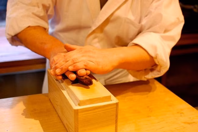 Thành phần Koji quan trọng vì nó giúp tăng tốc độ hút ẩm, phân hủy chất béo chuyển chất béo thành axit béo hòa tan làm tăng vị ngon và mùi thơm.