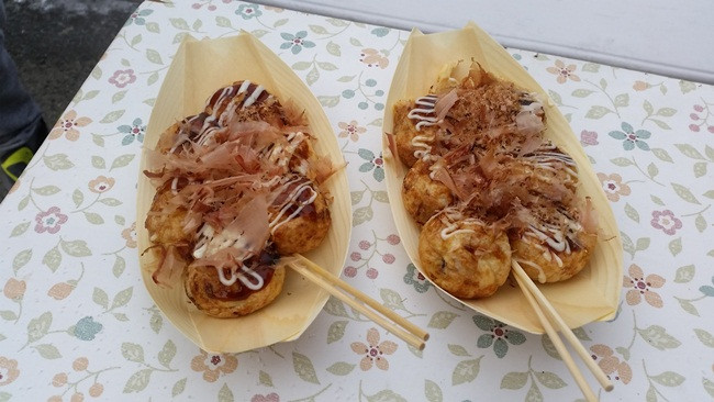 Sau khi báo chúng sẽ rơi xuống ngăn dưới và người ta lấy các mảnh đã được bào ra để rải trên bạch tuộc viên takoyaki, rắc trên đậu phụ ...