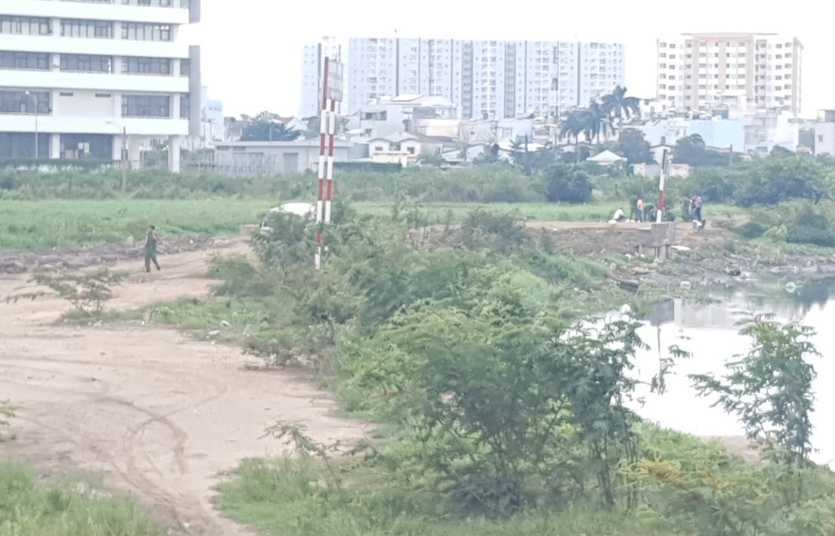  2. Tài xế Grab nghi bị sát hại, cướp tài sản. vào ngày 25/6, người dân phát hiện một thi thể anh Cáp V. (SN 1988, quê làng Trà Lộc, xã Hải Xuân, huyện Hải Lăng, tỉnh Quảng Trị) nằm sát bờ kênh trên đường Tân Thới Nhất 08, phường Tân Thới Nhất, quận 12, TP HCM. (Ảnh: Nguoiduatin)