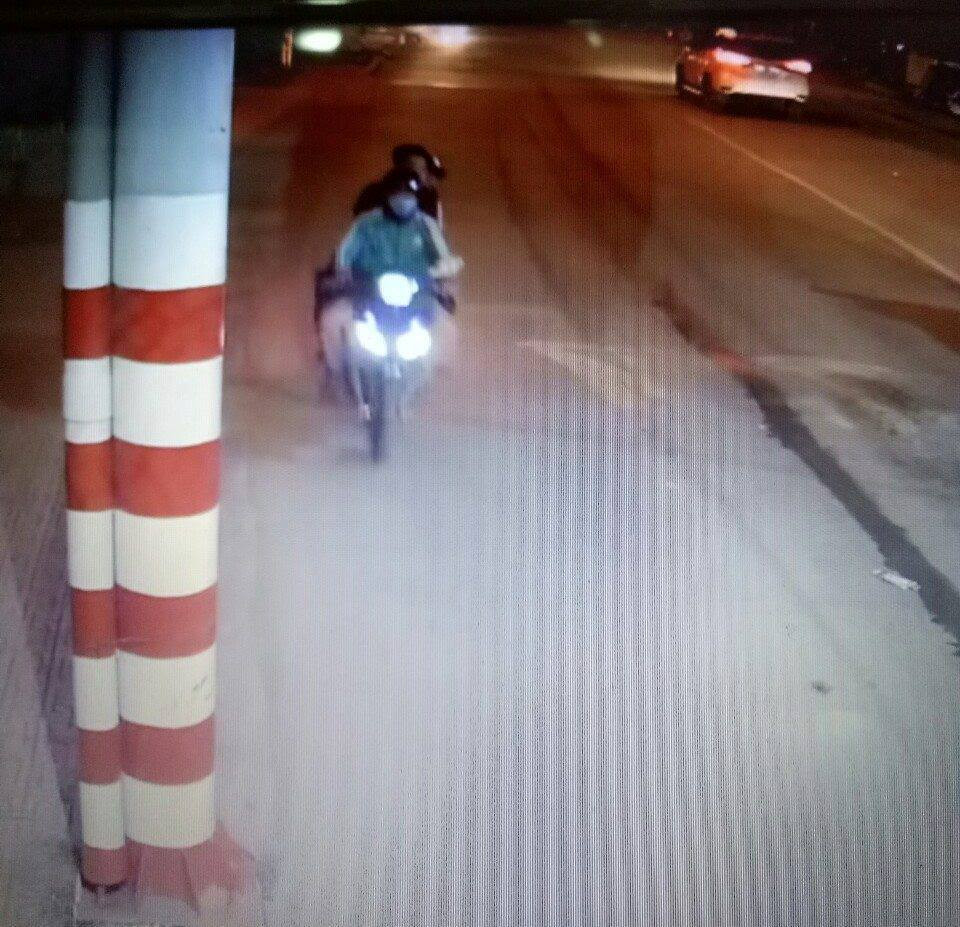 Sau khi xảy ra vụ việc, cơ quan công an đã vào cuộc truy bắt 2 đối tượng sát hại xe ôm là nạn nhân Nguyễn Đức Sơn. (Ảnh: Danviet) Tin nhắn cuối cùng của tài xế Grab bị sát hại. (Nguồn: VTC14)