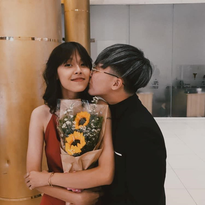 Ngày trước, Mỹ Anh không có thiện cảm với người yêu nhưng sau thời gian dài "bị cưa", cô đã "đổ" từ lúc nào chẳng biết. Đôi trẻ cùng nhau đặt mục tiêu đạt học sinh giỏi 2 năm lớp 11, 12 và khẳng định "yêu không hề ảnh hưởng tới học tập".