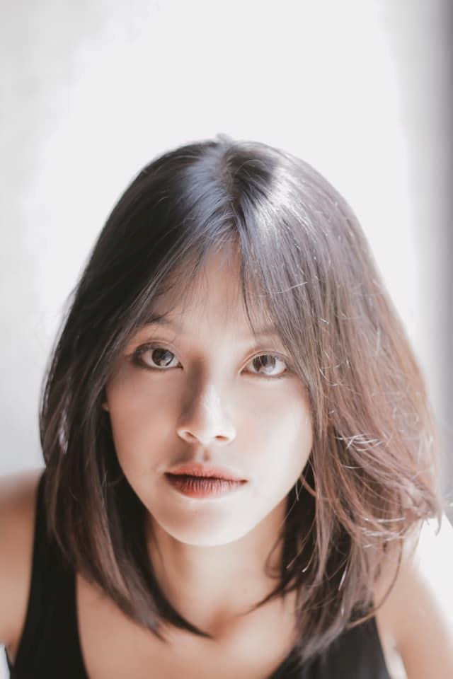 Mỹ Anh sở hữu gương mặt nhỏ nhắn, sống mũi cao tự nhiên, đôi mắt to tròn. Khác với những hình ảnh lạnh lùng trên trang cá nhân, ngoài đời, cô bạn là người thân thiện, dễ gần.