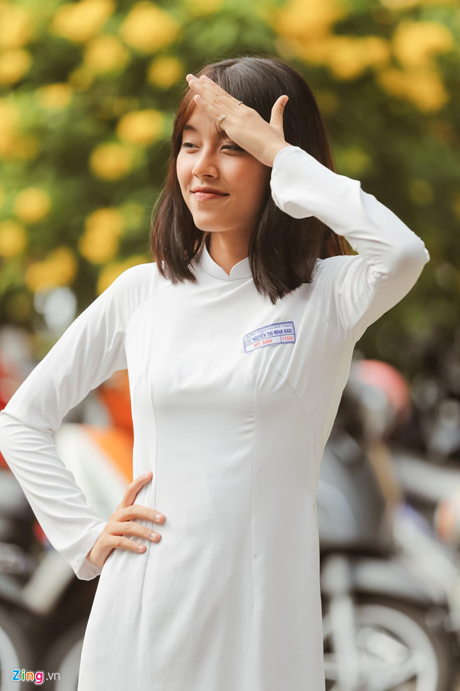 Giống với hầu hết bạn bè, dưới ánh nắng của buổi tựu trường, Mỹ Anh thoải mái vui đùa và luôn nở nụ cười tươi. 10X nhận được nhiều lời khen nhờ nhan sắc nổi bật và gương mặt được đánh giá "không góc chết".