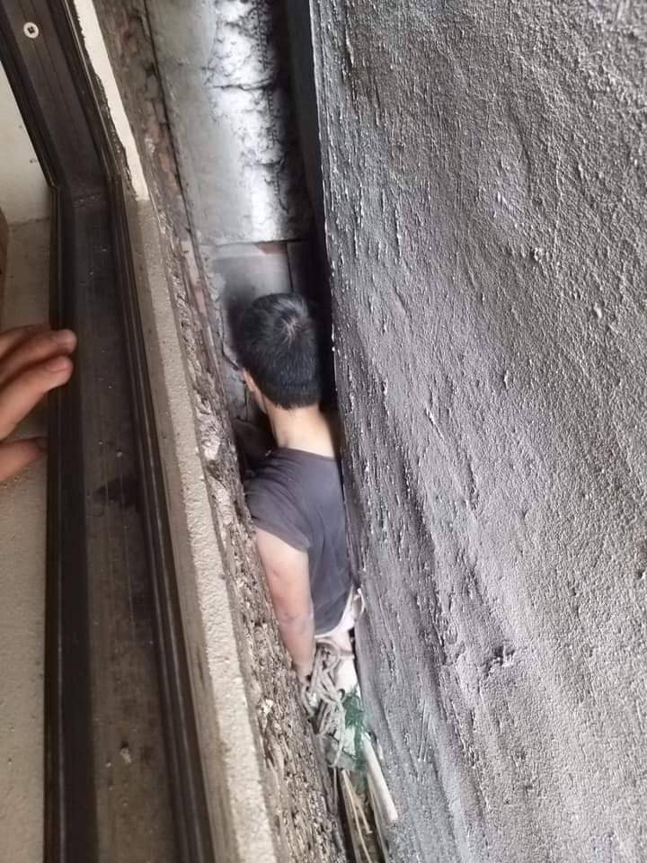 Kho tin, nguoi dan ong lai bi mac ket trong khe ho the nay