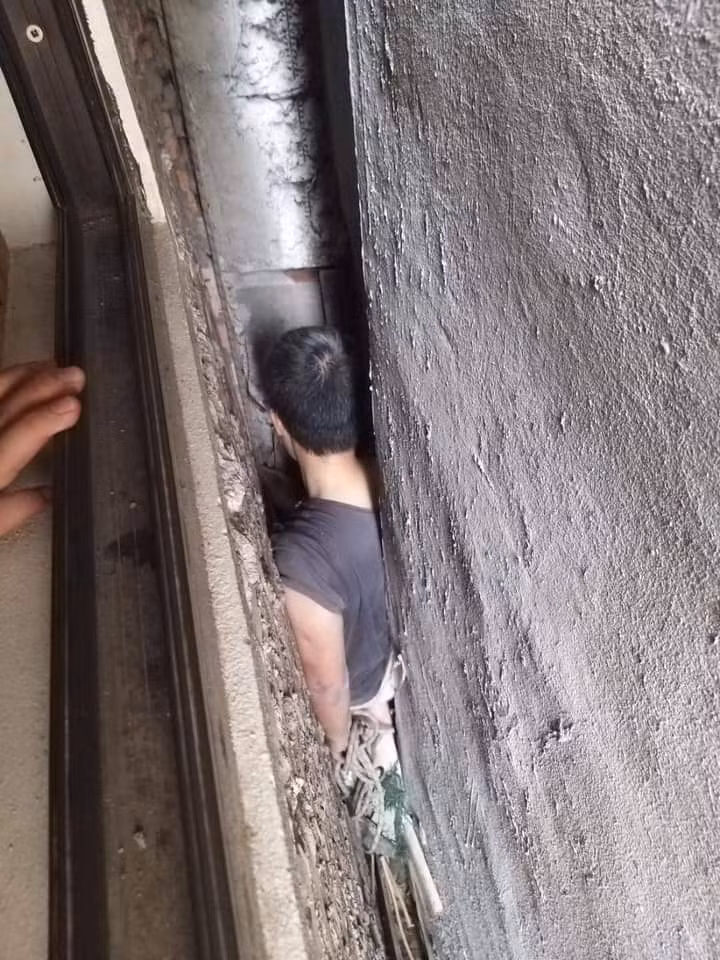 Kho tin, nguoi dan ong lai bi mac ket trong khe ho the nay