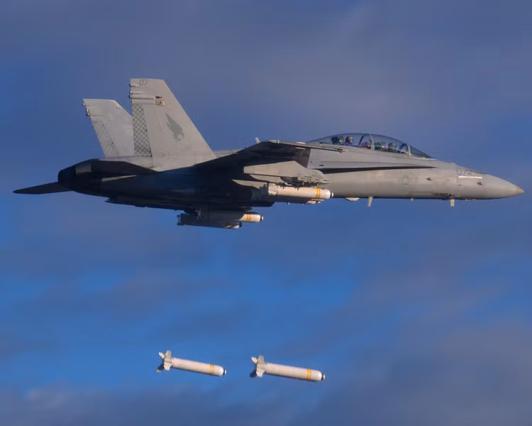 Hay là cả hệ bom chùm có sức sát thương vô cùng lớn CBU. Trong ảnh, F/A-18 thả hai quả bom chùm CBU-100 (còn có tên khác là Mk-20 Rockeye II) chuyên dùng để chống tăng.