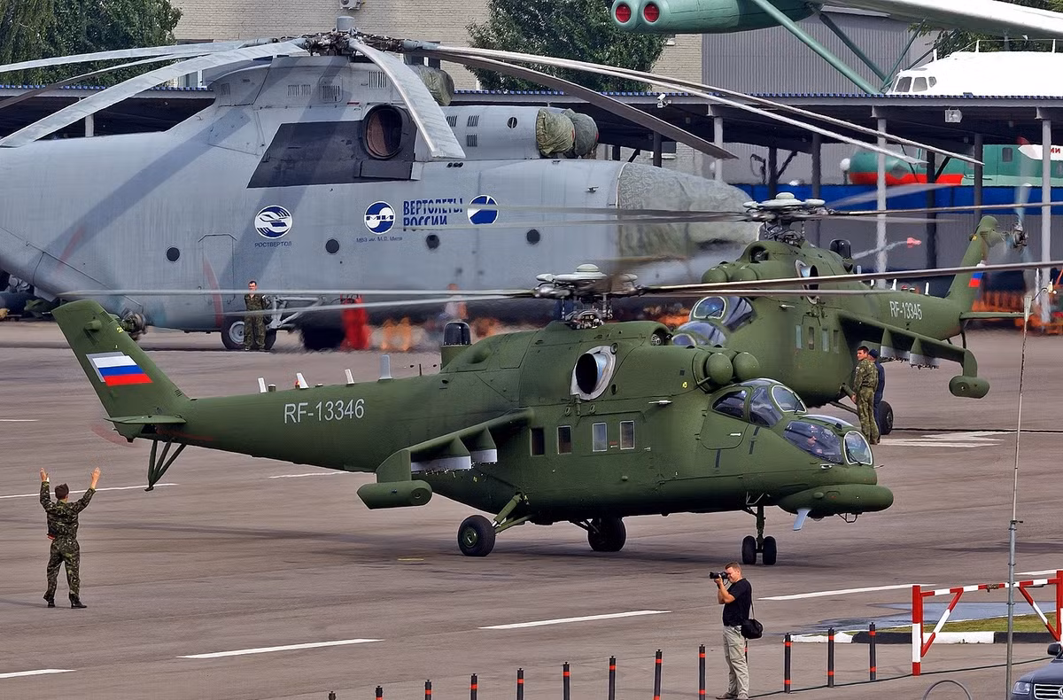 Mi-35MS được vận hành bởi hai phi công ngồi trong buồng lái kính phồng bọt đôi như Mi-35M, cabin VIP tiện nghi chở được 4-5 người. Toàn thân máy bay thường được sơn một màu xanh lá, không có nhiều kí hiệu trên máy ba ngoại trừ số hiệu RF-xxxx và phù hiệu cờ Nga ở đuôi.