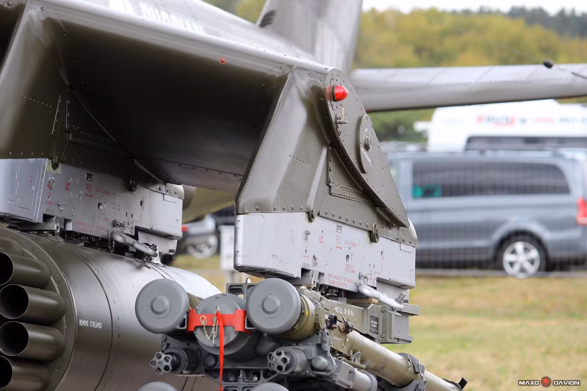 Tuy nhiên, theo một số nguồn tin, khi cần Mi-35MS có thể tái trang bị các loại tên lửa chống tăng, tên lửa không đối không, rocket và cả bom để tự phòng vệ hoặc tấn công hủy diệt những kẻ âm mưu ám sát VIP.