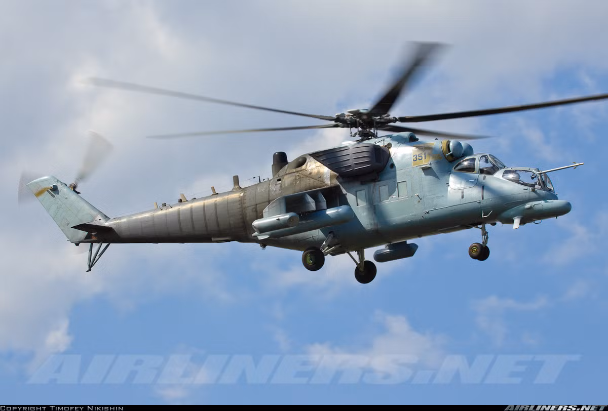 Trên hai cánh nhỏ của trực thăng VIP Mi-35MS được trang bị các thùng nhiên liệu phụ để kéo dài tầm bay và các pod thiết bị điện tử khác.