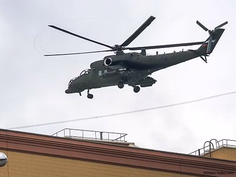 Sau đó, nó nhanh chóng được xác định là chuyên cơ trực thăng của Tổng thống Putin – trực thăng Mi-35MS được thiết kế đặc biệt làm bộ chỉ huy thu nhỏ của Tổng thống Nga cùng các quan chức. Nhưng tiên tiến hơn Marine One của Tổng thống Mỹ ở chỗ là nó có thể mang được cả vũ khí tấn công cực mạnh khi cần.