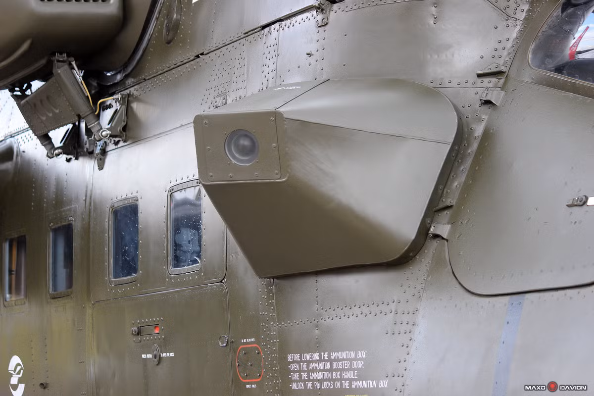 Cận cảnh thiết bị cảm biến bí mật lắp bên ngoài Mi-35MS.