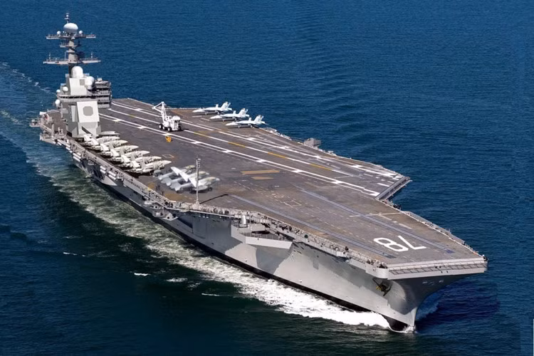 Đứng đầu trong danh sách này là tàu sân bay USS Gerald Ford. Tàu có lượng giãn nước lên đến 100.000 tấn, chiều dài 335m và có thể chở 85 máy bay cánh cứng như F-35, F/A 18 Super Hornet cùng các trực thăng MH-60R và MH-60S. Ngoài ra, USS Gerald Ford còn được trang bị tên lửa đối hạm Sea Sparrow và 4 khẩu pháo 20mm Phalanx phục vụ cận chiến. Ảnh Military Today