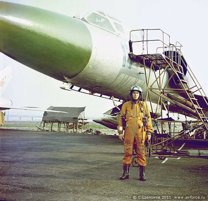 Để vận hành Tu-28 cần tới hai phi công gồm một sĩ quan lái máy bay và một sĩ quan vận hành hệ thống radar trinh sát – điều khiển hỏa lực.