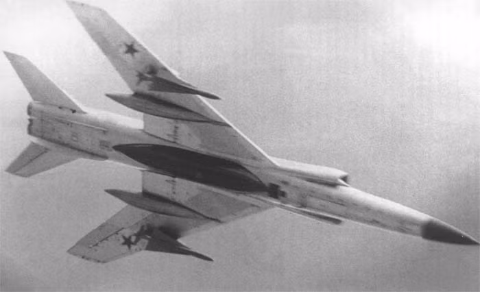 Đặc biệt, với kích cỡ lớn cho phép mang 13,6 tấn nhiên liệu giúp máy bay tiêm kích Tu-28 đạt tầm bay vũ trang tới 2.500km, thời gian bay liên tục trên không hơn 3 tiếng - "giấc mơ" của tiêm kích MiG, trần bay tối đa tới 20km, khi vũ trang là 15,6km cho phép nó đủ sức kéo những chiếc B-52 xuống đất.