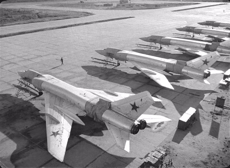 Sở dĩ Tu-28 có kích cỡ lớn chưa từng thấy với máy bay tiêm kích đánh chặn tới vậy, một phần lý do là Tupolev đã sử dụng nguyên mẫu máy bay ném bom siêu âm Tu-98 để làm khung thân cơ sở phát triển Tu-28 dành cho nhiệm vụ đánh chặn tầm xa.