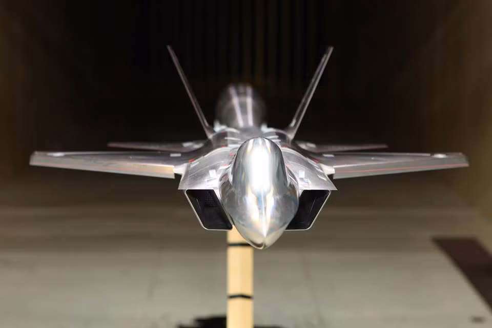 Theo thông tin ban đầu, máy bay chiến đấu KF-X khi đưa vào sản xuất cấp độ mẫu thử nghiệm sẽ có chiều dài khoảng 15,6m, sải cánh 10,7m, cao 4,5m.