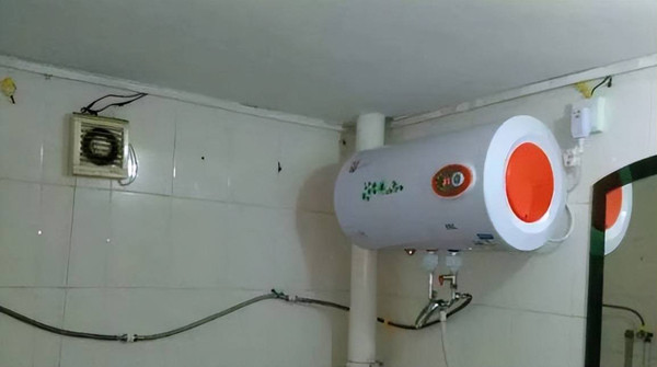 Quá trình sử dụng, bình sẽ làm nóng nước đến mức nhiệt cài đặt rồi dừng lại. Khi nhiệt độ nước trong bình thấp hơn 4-5 độ cài đặt thì máy sẽ tự động làm nóng. Nhiệt độ cài đặt càng cao, nhiệt độ nước trong bình giảm sâu thì tần số làm nóng tự động càng nhiều. Từ đó, lượng điện tiêu thụ tăng lên. (Ảnh: Sohu)