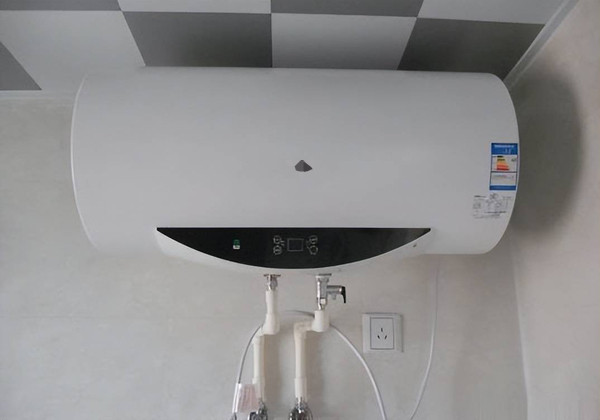 Không chỉ tiêu hao lượng điện lớn, bật bình nóng lạnh liên tục còn khiến thanh đun của máy nhanh hao mòn, đóng cặn canxi. Nếu không được bảo dưỡng kịp thời, sản phẩm dễ phát sinh rủi ro về rò điện, cháy nổ hoặc hiệu quả làm nóng kém đi, tốn nhiều điện hơn. (Ảnh: Sohu)