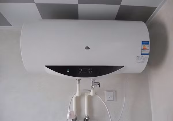 Không chỉ tiêu hao lượng điện lớn, bật bình nóng lạnh liên tục còn khiến thanh đun của máy nhanh hao mòn, đóng cặn canxi. Nếu không được bảo dưỡng kịp thời, sản phẩm dễ phát sinh rủi ro về rò điện, cháy nổ hoặc hiệu quả làm nóng kém đi, tốn nhiều điện hơn. (Ảnh: Sohu)