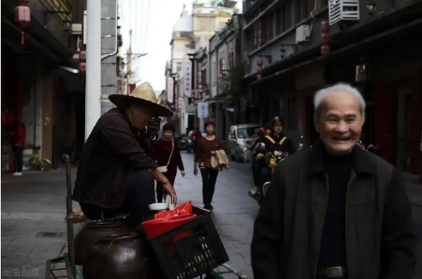 Bên cạnh đó, người già ít vận động, lượng mồ hôi tiết ra cũng ít khiến khả năng đào thải độc tố bị hạn chế, cơ thể càng nặng mùi. Là hiện tượng sinh lý bình thường song “mùi người già” đôi khi chỉ ra dấu hiệu bệnh hiểm dưới đây. (Ảnh: Ifeng)