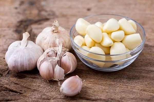 Để giảm “mùi người già”, người cao tuổi nên điều chỉnh chế độ ăn uống hàng ngày. Cụ thể, nên hạn chế các thực phẩm gây mùi mạnh như tỏi tây, hành tây, tỏi, cà ri, kiểm soát lượng thịt, thịt đỏ... Bên cạnh đó, cần hạn chế đồ ăn nhiều dầu, đường và cay. Thành phần này có thể kích thích tiết dầu, làm tăng mùi cơ thể. (Ảnh: Soyte)