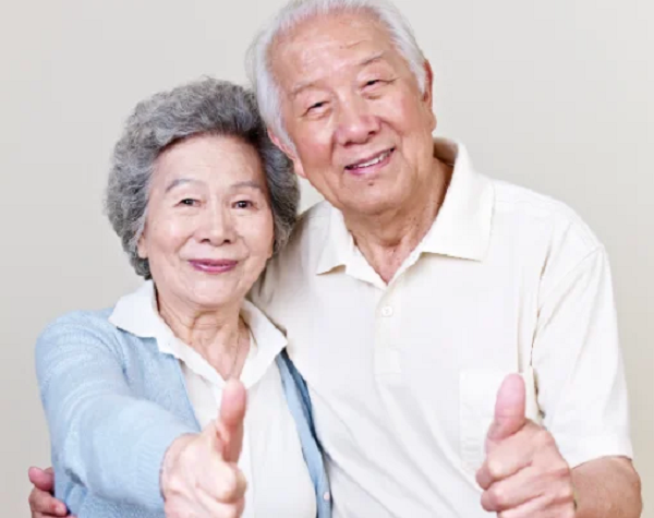 Tiểu Ou hỏi bác sĩ về tình trạng mùi cơ thể của bố mẹ thì được giải thích, “ mùi người già” là hiện tượng sinh lý bình thường. Khi lớn tuổi, quá trình trao đổi chất chậm lại, khó đào thải độc tố, chất thải trong cơ thể. (Ảnh: Ifeng)