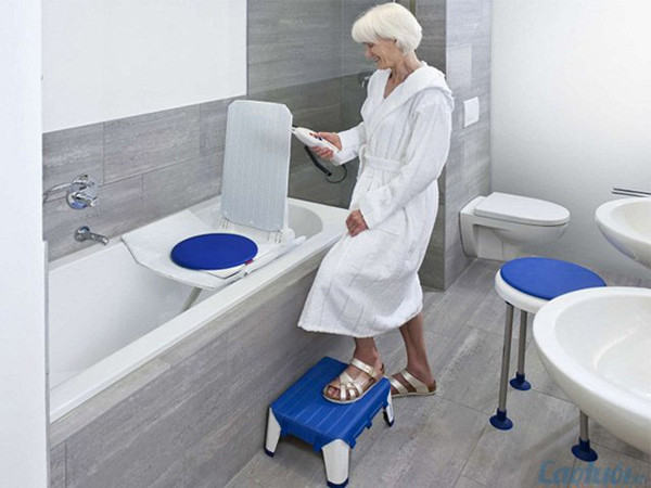 Tích cực vệ sinh cá nhân cũng giúp giảm bớt “mùi người già”. Khi tắm, nên chú ý những vị trí tiết nhiều mồ hôi, tích mùi như bẹn, cổ, sau tai và mặt. Nếu có thể, người già nên thoa kem dưỡng ẩm sau khi tắm. Kem dưỡng ẩm giúp duy trì tình trạng cân bằng nước và dầu trên da. (Ảnh: Rehabmart)