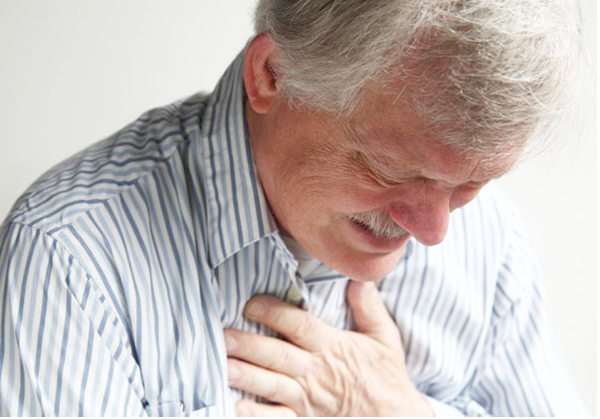 Bệnh đường hô hấp. Người cao tuổi mắc các bệnh về đường hô hấp như phổi tắc nghẽn mãn tính, khí phế thũng, hen suyễn... đờm tiết ra sẽ có mùi hôi. Người cao tuổi có thói quen uống rượu, hút thuốc lá thì mùi hôi càng dễ nhận biết. (Ảnh minh họa)