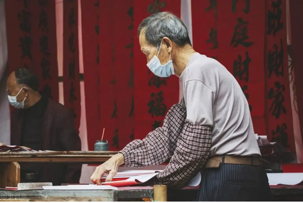 Tiểu Ou sinh ra trong gia đình nghèo. Bằng sự nỗ lực của bản thân, Tiểu Ou tạo dựng cơ nghiệp ở thành phố lớn. Thời gian dài xa quê, lần này Tiểu Ou sắp xếp về thăm bố mẹ. Sau cái ôm xiết lúc gặp mặt, Tiểu Ou nhận thấy sự bất thường của bố mẹ. Cụ thể, anh thấy cơ thể hai đấng sinh thành khá “nặng mùi”. Ngay cả khi ông bà vừa tắm, Tiểu Ou vẫn cảm nhận mùi này rõ rệt. (Ảnh: Ifeng)