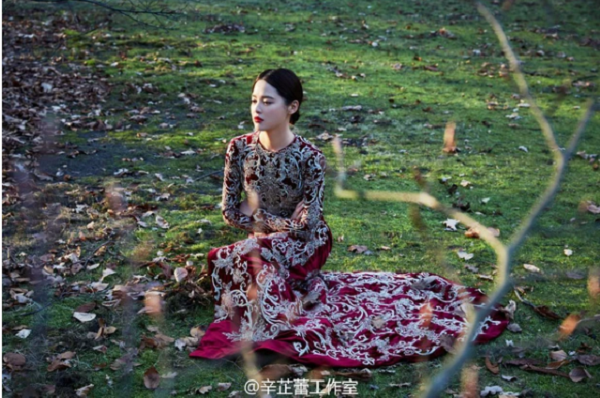 Một số ý kiến cho rằng hành động của cô nàng hoàn toàn có thể thông cảm. Đảm nhận vai trò mẫu nội y, người đẹp cần tạo dáng với nhiều biểu cảm khác nhau. Việc điều chỉnh áo ngực sao cho cân đối, tạo bức hình đẹp nhất là cần thiết. (Ảnh minh họa)