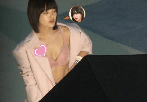 Trong hình, Tân Chỉ Lôi để tóc ngắn ngang vai, phanh cúc áo ngoài để lộ vùng bụng săn chắc, bờ vai thon quyến rũ đậm chất phụ nữ Phương Đông. (Ảnh: Sohu)