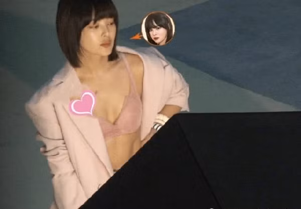 Trong hình, Tân Chỉ Lôi để tóc ngắn ngang vai, phanh cúc áo ngoài để lộ vùng bụng săn chắc, bờ vai thon quyến rũ đậm chất phụ nữ Phương Đông. (Ảnh: Sohu)