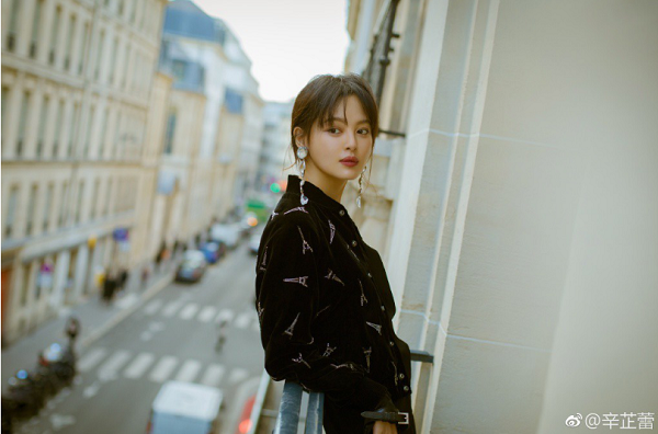 Trong khi đó, nhiều ý kiến cho rằng diễn viên Như Ý Truyện vốn là người nổi tiếng, cần tiết chế hành động trước ống kính. Chỉnh áo ngực lộ liễu có phần hớ hênh, ảnh hưởng đến hình tượng của cô nàng. (Ảnh minh họa)