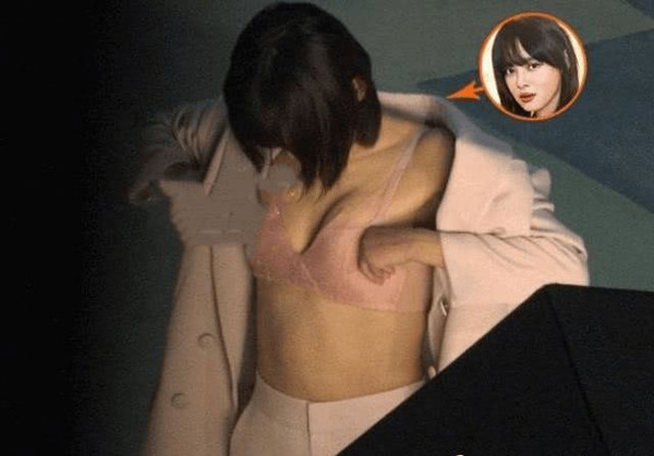 Không mắc lỗi trang phục song hành động vô tư chỉnh áo ngực trước ống kính của Tân Chỉ Lôi lại khiến cư dân mạng bàn tán sôi nổi. (Ảnh: Sohu)