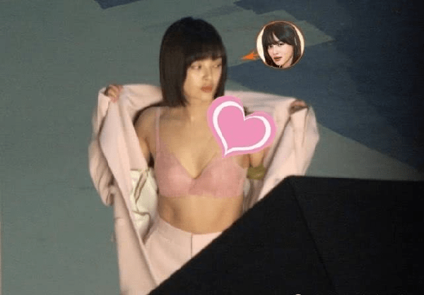 Làm mẫu nội y song Tân Chỉ Lôi không quá hở hang. Chiếc áo khoác ngoài mang đến vẻ đẹp nửa kín nửa hở. Mẫu nội y gần với màu da bên trong cũng không quá thô tục, lột tả vẻ quyến rũ khó bì của người đẹp. (Ảnh: Sohu)