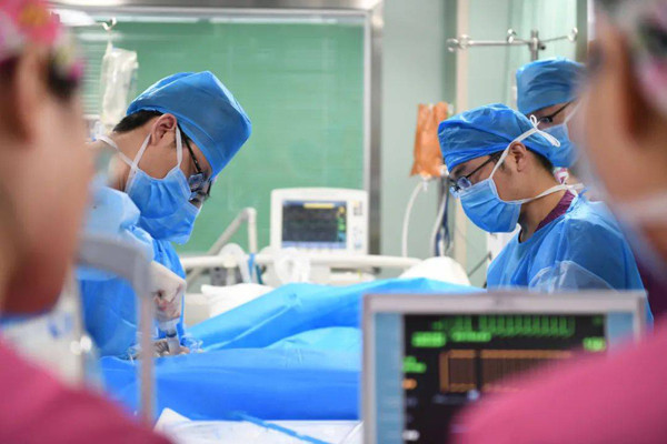 Theo chuyên gia, độ tuổi đột tử ngày càng trẻ hóa. Nguyên nhân chính gây đột tử là mắc các bệnh tim mạch nặng. Bên cạnh đó, có nhiều yếu tố khiến nguy cơ đột tử cao như lối sống, thói quen sinh hoạt. Nhiều trường hợp đột tử, đặc biệt là đột tử trẻ, thường bắt nguồn từ những yếu tố tác động bên ngoài. (Ảnh: Sohu)