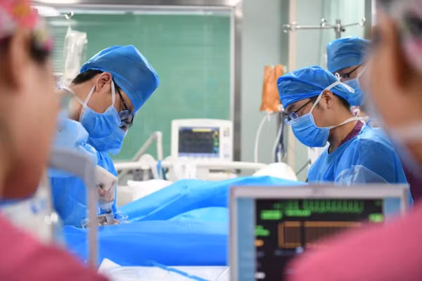 Theo chuyên gia, độ tuổi đột tử ngày càng trẻ hóa. Nguyên nhân chính gây đột tử là mắc các bệnh tim mạch nặng. Bên cạnh đó, có nhiều yếu tố khiến nguy cơ đột tử cao như lối sống, thói quen sinh hoạt. Nhiều trường hợp đột tử, đặc biệt là đột tử trẻ, thường bắt nguồn từ những yếu tố tác động bên ngoài. (Ảnh: Sohu)