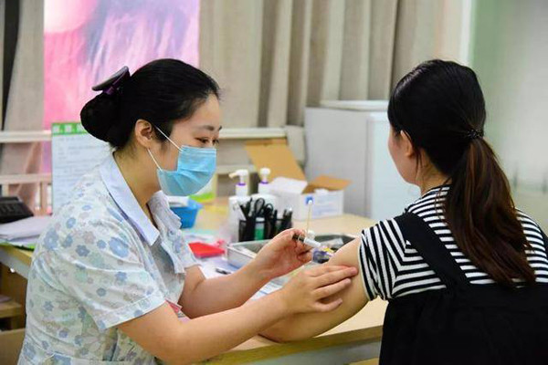 Li hiện là thực tập sinh, sống tại Thượng Hải, Trung Quốc. Học hành áp lực khiến Li thường thức khuya để hoàn thành công việc. Cô gái trẻ hiếm khi ngủ trước 1 giờ. Có thời điểm nhiều việc, Li sẽ thức đến 3-4 giờ sáng để làm. (Ảnh: Aboluowang)