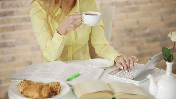 Theo bác sĩ, cà phê hòa tan giúp người uống tỉnh táo, tăng sự tập trung. Vậy nhưng, nhà sản xuất thường cho rất nhiều đường để hương vị đồ uống hấp dẫn hơn. Li uống cà phê hòa tan thay nước lọc khiến cơ thể nạp lượng lớn đường, tích tụ lâu ngày nên mắc bệnh. (Ảnh: Aboluowang)