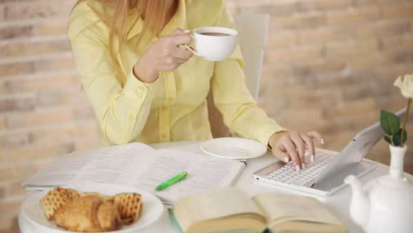 Theo bác sĩ, cà phê hòa tan giúp người uống tỉnh táo, tăng sự tập trung. Vậy nhưng, nhà sản xuất thường cho rất nhiều đường để hương vị đồ uống hấp dẫn hơn. Li uống cà phê hòa tan thay nước lọc khiến cơ thể nạp lượng lớn đường, tích tụ lâu ngày nên mắc bệnh. (Ảnh: Aboluowang)