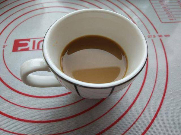 Thời gian gần đây, Li tăng cân rõ rệt, không còn thân hình mảnh mai cuốn hút như trước, da cũng xuống sắc rất nhiều. Bạn bè thấy vậy giục Li đi khám. Nghe lời, Li đến viện kiểm tra thì bàng hoàng phát hiện chỉ số đường huyết của mình vượt quá mức cho phép, chuyển sang giai đoạn tiểu đường. (Ảnh: Aboluowang)