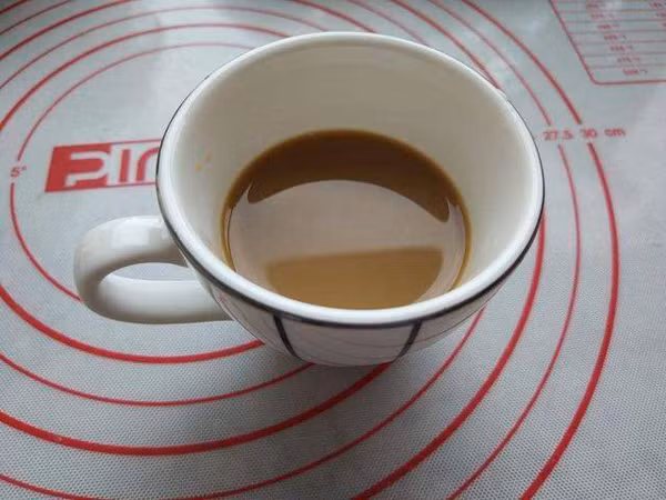 Thời gian gần đây, Li tăng cân rõ rệt, không còn thân hình mảnh mai cuốn hút như trước, da cũng xuống sắc rất nhiều. Bạn bè thấy vậy giục Li đi khám. Nghe lời, Li đến viện kiểm tra thì bàng hoàng phát hiện chỉ số đường huyết của mình vượt quá mức cho phép, chuyển sang giai đoạn tiểu đường. (Ảnh: Aboluowang)