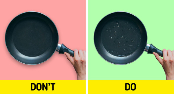 Dùng chảo để rán, bạn nên phết dầu quanh chảo rồi cho vào lò nướng để chảo thấm dầu. Đợi chảo nguội thì dùng khăn lau sạch dầu thừa. Bằng cách này, dầu sẽ lấp đầy các khoảng trống và lỗ hổng trên chảo. Khi nấu ăn, thực phẩm sẽ chín đều, không bị dính chặt vào đáy.