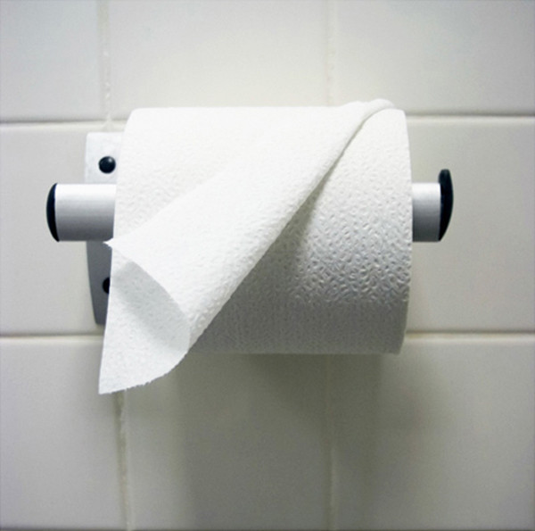Sử dụng giấy vệ sinh, bạn nên xoay giấy ra ngoài. Cách đặt này giúp chúng ta giảm khả năng cọ tay vào tường. Nhờ vậy, giảm bớt khả năng vi khuẩn lan truyền, tránh tình trạng giấy đứt đoạn. Mặt khác, các thương hiệu thường thiết kế logo ở mặt ngoài. Đặt giấy xoay ra sẽ làm tăng hiệu quả thẩm mỹ.