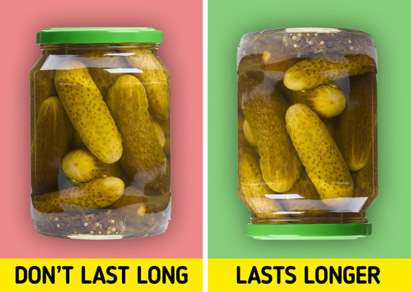 Muốn bảo quản lọ đựng thực phẩm, gia vị được lâu, bạn nên úp ngược chúng và đặt trong tủ lạnh. Bằng cách này, nấm mốc sẽ khó thâm nhập và phát triển trong không gian lọ. Theo chuyên gia, úp ngược lọ sẽ khiến bề mặt thuận lợi cho nấm mốc phát triển được đậy kín. Nó cũng giúp giảm bớt không khí trong lọ, khiến vi khuẩn khó phát triển hơn.