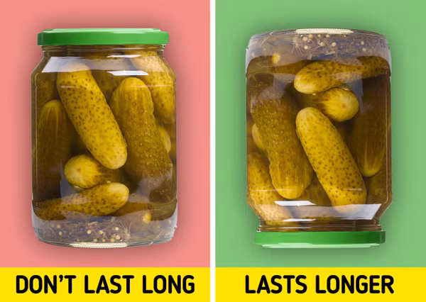Muốn bảo quản lọ đựng thực phẩm, gia vị được lâu, bạn nên úp ngược chúng và đặt trong tủ lạnh. Bằng cách này, nấm mốc sẽ khó thâm nhập và phát triển trong không gian lọ. Theo chuyên gia, úp ngược lọ sẽ khiến bề mặt thuận lợi cho nấm mốc phát triển được đậy kín. Nó cũng giúp giảm bớt không khí trong lọ, khiến vi khuẩn khó phát triển hơn.