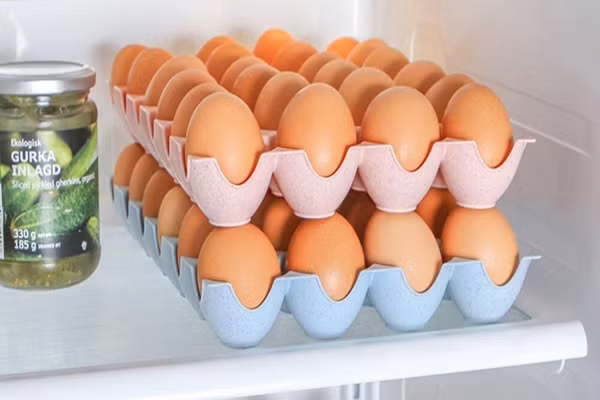 Để bảo quản trứng đúng cách, bạn nên áp dụng mẹo trong nhà là giữ chúng ở trong khay giấy, đặt nơi thoáng mát. Nếu đặt trong tủ lạnh, bạn nên đặt vào bên trong, đảm bảo nhiệt độ ngăn mát tối thiểu 39°F (gần 4°C).