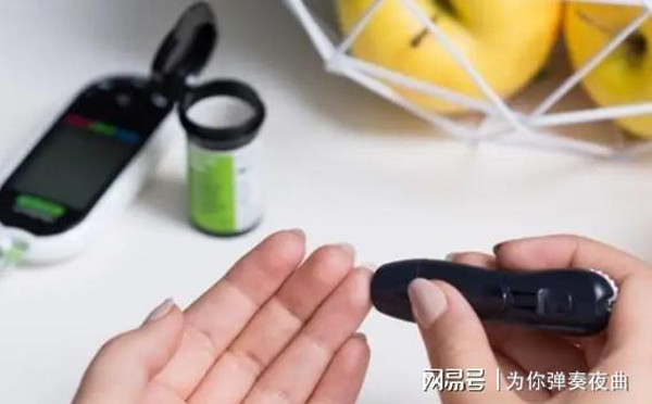 Bệnh nhân tiểu đường. Đào chứa lượng đường tương đối cao, người tiểu đường tốt nhất không nên ăn nhiều cùng lúc, ảnh hưởng lượng đường trong máu. (Ảnh: Aboluowang)