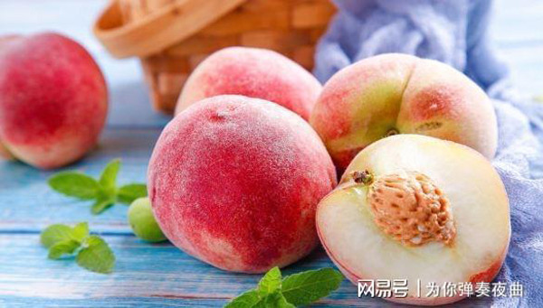 Người dễ bị dị ứng. Đào là loại quả dễ gây dị ứng. Trường hợp nhẹ, cơ thể có biểu hiện nhẹ như mẩn đỏ, tróc da, ngứa miệng. Lúc này, bạn nên dừng ăn, rửa sạch mặt và tay. Trường hợp nặng, bạn nên đến viện để được can thiệp kịp thời. (Ảnh: Aboluowang)