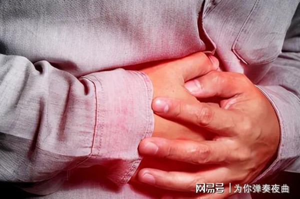 Người có chức năng tiêu hóa kém. Đào rất giàu pectin, chất xơ và các thành phần khác. Ăn quá nhiều đào có thể làm tăng gánh nặng cho chức năng tiêu hóa, dẫn đến đầy bụng, đau bụng, tiêu chảy và các phản ứng có hại khác. (Ảnh: Aboluowang)